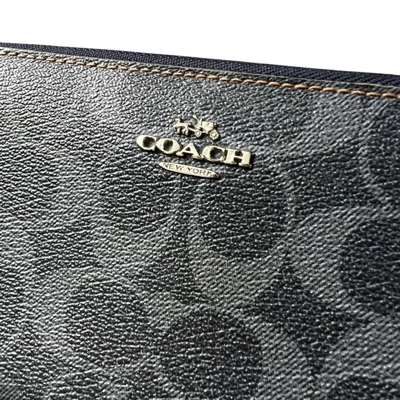 COACH Signature C4452 Long Zipper Wallet. Excellent condition! - Picture 4 of 16